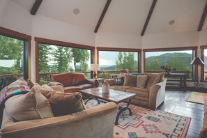 Smart-TV, Kamin, DVD-Player, Bücher