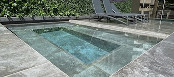 Modern & Centric apartment w/ pool and hot tub