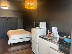 Refrigerador, microondas, placa de cocina, utensilios de cocina