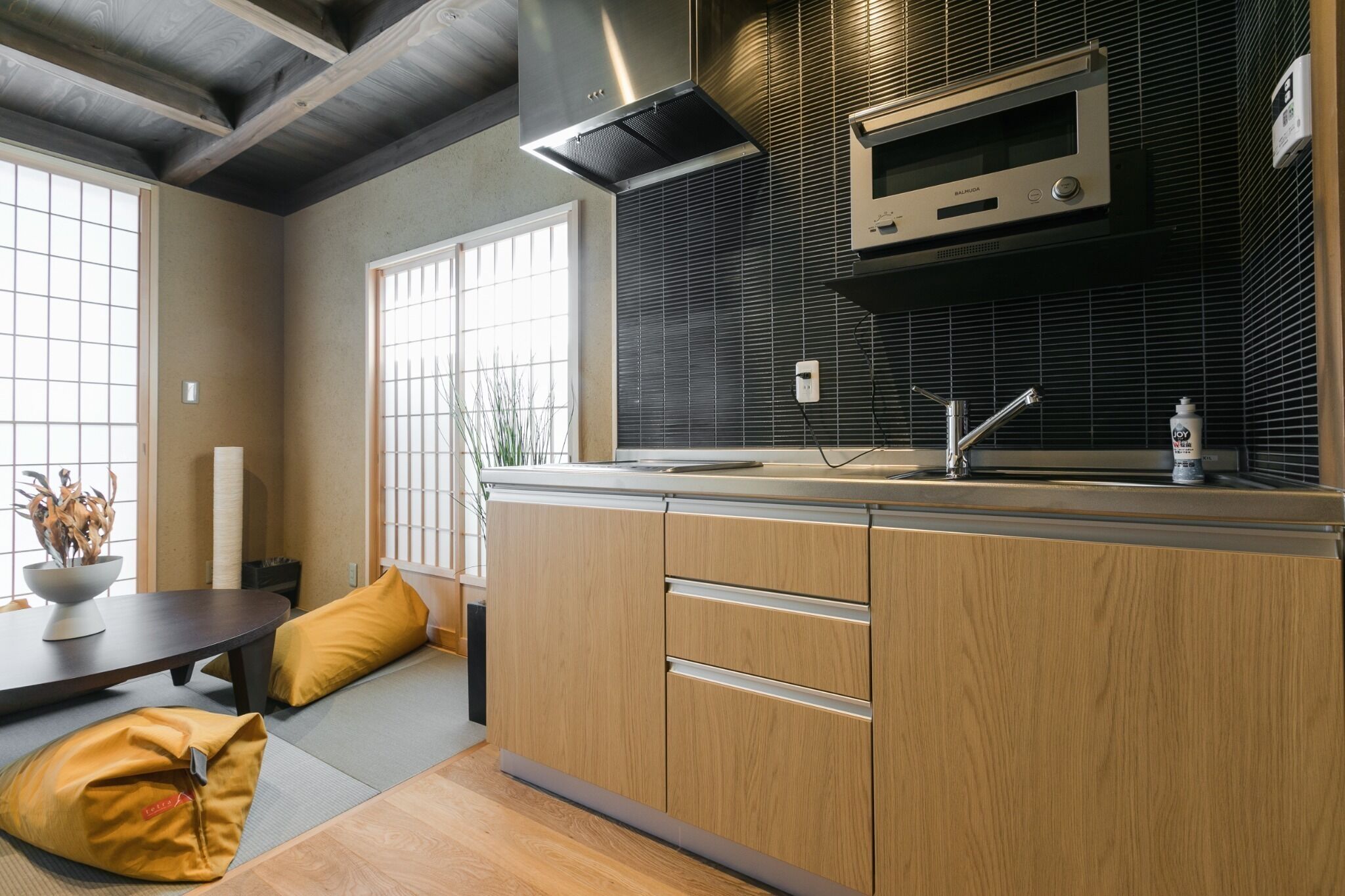 冷蔵庫、電子レンジ、コンロ、調理器具と食器