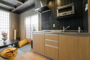 Frigorífico, microondas, placa de cocina y utensilios de cocina