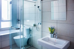Pengering rambut dan tisu toilet