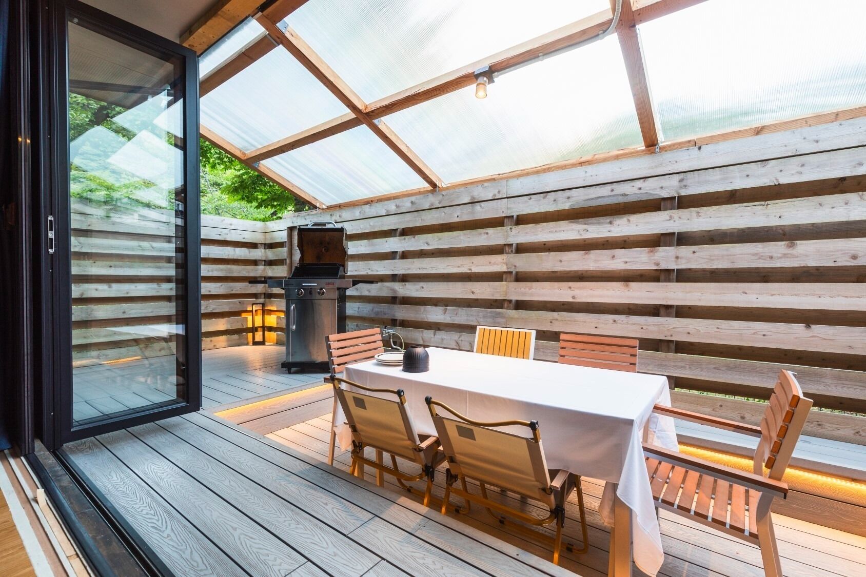 屋外ダイニングエリア