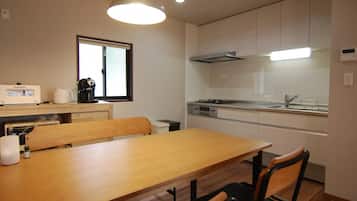 Jääkaappi, mikroaaltouuni, liesi, keittoastiat/astiat/ruokailuvälineet