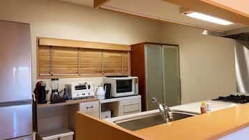 Jääkaappi, mikroaaltouuni, liesi, keittoastiat/astiat/ruokailuvälineet