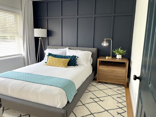 Downtown Carbondale. Cozy and Cheery Abode -- NEW--