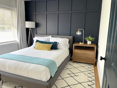 Downtown Carbondale. Cozy and Cheery Abode -- NEW--