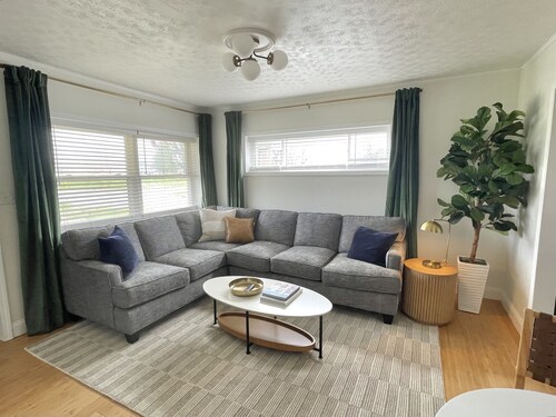 Downtown Carbondale. Cozy and Cheery Abode -- NEW--