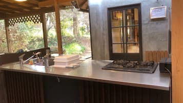 Fridge, microwave, stovetop, cookware/dishes/utensils