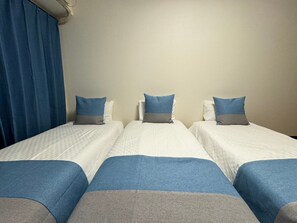 1 bedroom, desk, free WiFi, bed sheets - Triple room / Osaka Ōsaka (Osaka)