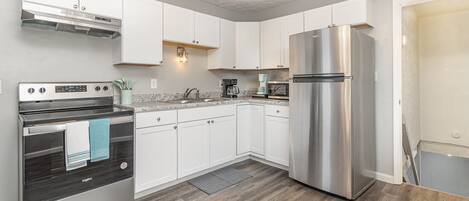 Réfrigérateur, micro-ondes, four, plaque de cuisson