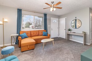 Una Smart TV, una mesa de tenis de mesa