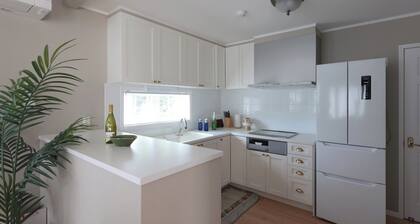 A luxurious villa designed in Queen Anne style / Kitasakugun Nagano