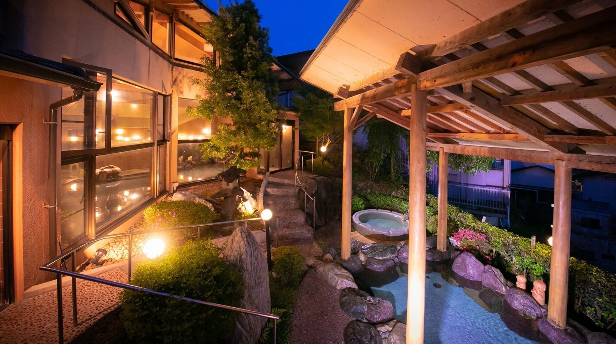 Outdoor spa tub