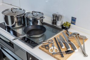 Kjøleskap, mikrobølgeovn, kokeplater og kjøkkenutstyr