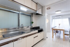 Fridge, microwave, stovetop, cookware/dishes/utensils - Large room of 1004 bedroomsMaximum of 10 people - Kamata Smile House / Ota-ku Tokyo (Ota-ku)
