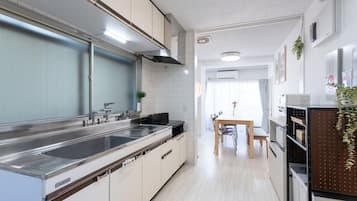 Fridge, microwave, stovetop, cookware/dishes/utensils