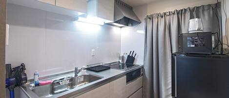 冷蔵庫、電子レンジ、コンロ、調理器具と食器