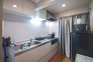 Fridge, microwave, stovetop, cookware/dishes/utensils - Hayashitera - Hayashi Temple / Osaka Ōsaka (Osaka)