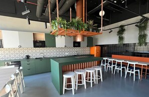 Réfrigérateur, plaque de cuisson, bouilloire électrique