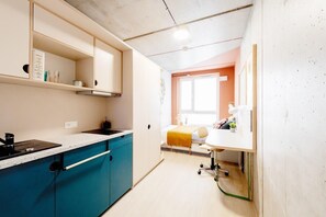Escritorio, wifi, ropa de cama