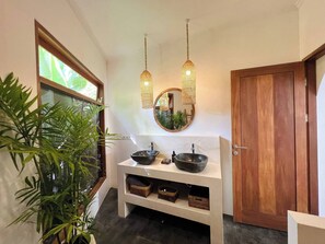 Villa, 3 Bedrooms, Smoking, Private Pool | Bathroom - Casa Carolina Bali - Great 3 Bdr - Tumbak Bayuh Canggu (Canggu)