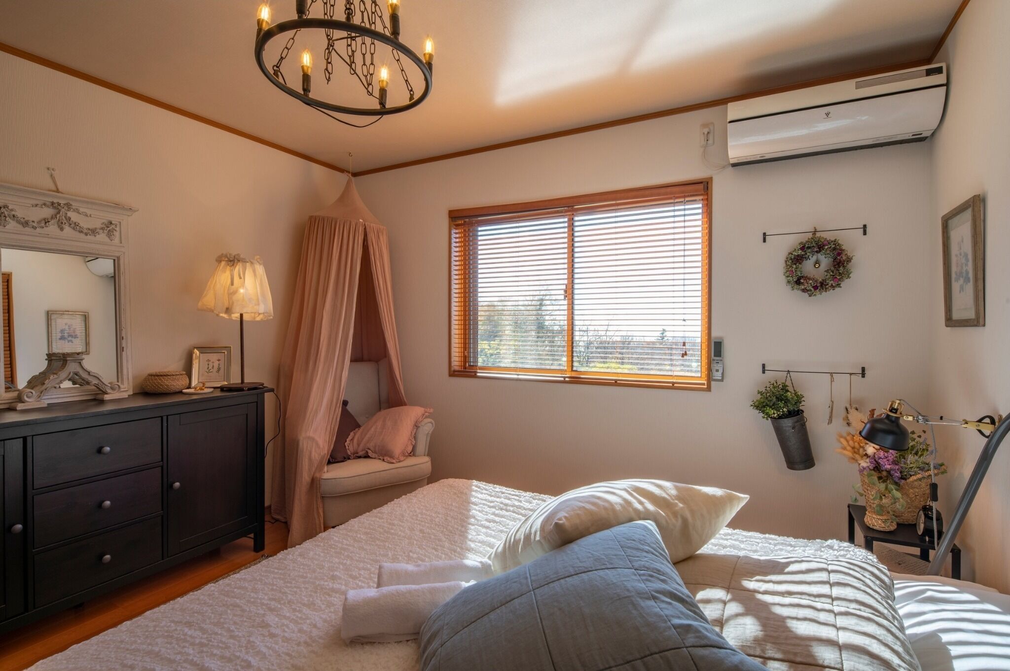 4 soverom, skrivebord, wi-fi (inkludert) og sengetøy