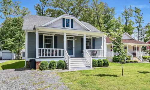 Tiki Time at River Point Cottage - Steps to the Beach, Dog Friendly  