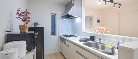 Fridge, microwave, stovetop, cookware/dishes/utensils