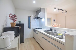 Kühlschrank, Mikrowelle, Herdplatte, Kochgeschirr/Geschirr/Besteck