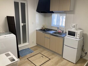 Kühlschrank, Mikrowelle, Kochgeschirr/Geschirr/Besteck
