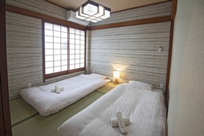 5 bedrooms, free WiFi - Nishinaka House | 12 minutes to Umeda | Accommodates up to 13 people | Both Japanesestyle and Weste - Nishinaka HOUSE / Osaka Ōsaka (Osaka)