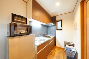 Fridge, microwave, stovetop, cookware/dishes/utensils - Yadoya Uguisu Enjoy the old town atmosphere of U / Taito-ku Tokyo (Taito-ku)