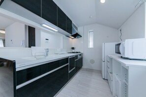 Kylskåp, mikrovågsugn, spishäll och grytor/köksredskap