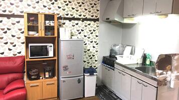 Fridge, microwave, stovetop, cookware/dishes/utensils
