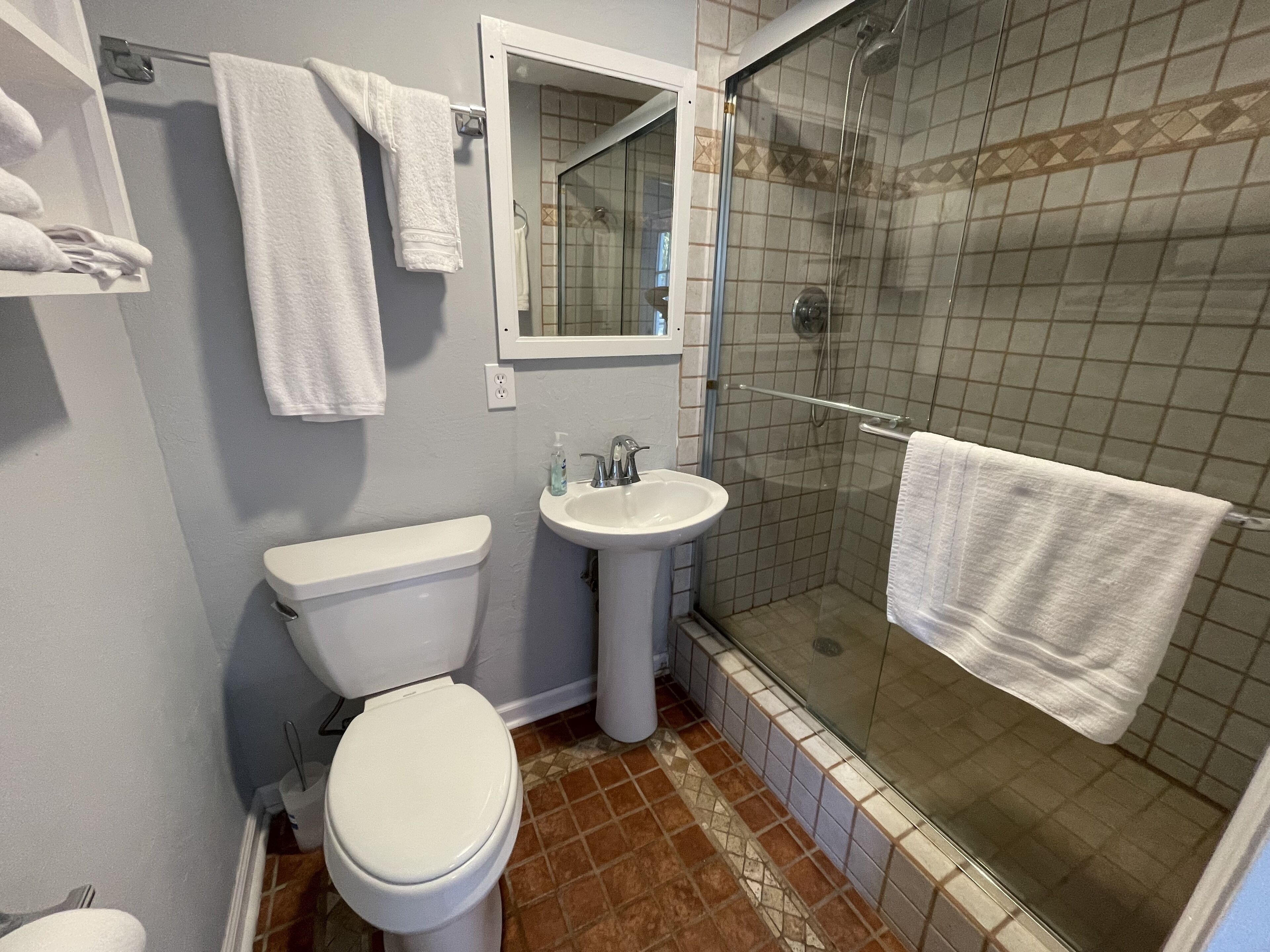 Haartrockner, Handtücher, Seife, Toilettenpapier