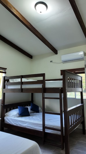 3 Schlafzimmer, Schreibtisch, kostenloses WLAN, Bettwäsche