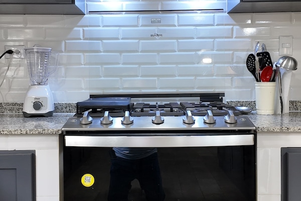 Réfrigérateur, micro-ondes, four, plaque de cuisson