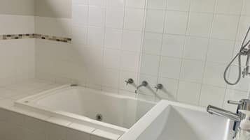 Shower, jetted bath, hair dryer, towels