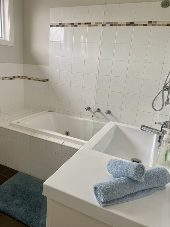 Douche, baignoire à jets, sèche-cheveux, serviettes fournies