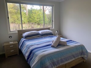 3 bedrooms, iron/ironing board, bed sheets - Hideaway By The Lake - The perfect lakeside holiday location!
(Nords Wharf)