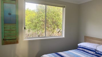 3 bedrooms, iron/ironing board, bed sheets