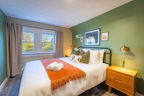 3 bedrooms, desk, free WiFi, bed sheets - 5 min to NRG Park + hot tub + fire pit + game room (Fayetteville)