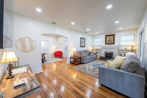 Smart TV, books - A Rare Spanish Revival Retreat - Modern Comfort + Steps to Water & Downtown! (Safety Harbor)