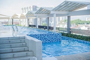 Indoor pool - Cozy 121 Octagon 2 Bedrooms Condo  (Ipoh)