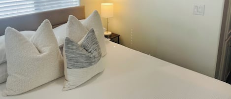1 slaapkamer, een bureau, een strijkplank/strijkijzer, wifi