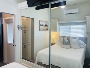 1 bedroom, desk, iron/ironing board, WiFi