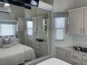 1 sovrum, skrivbord, strykjärn/strykbräda och wi-fi