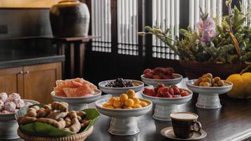 Una mesa de buffet con diferentes platos y una taza de café.