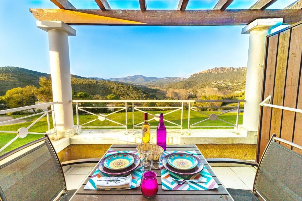 Una mesa al aire libre con una vista panorámica de colinas y cielo despejado.